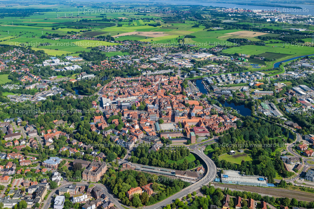 Stade_Altstadt_ELS_9937200823 | STADE 20.08.2023 Altstadtbereich und Innenstadtzentrum in Stade im Bundesland Niedersachsen, Deutschland. Weiterführende Informationen bei: Hansestadt Stade. // Old Town area and city center in Stade in the state Lower Saxony, Germany. Further information at: Hansestadt Stade. Foto: Martin Elsen