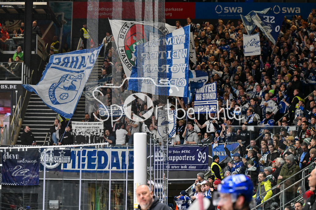 Augsburger Panther - Schwenninger Wild Wings | Der Anhang der Gaeste feiert ihr Team in Augsburg an / Ultras / DEL: Augsburger Panther - Schwenninger Wild Wings, Curt Frenzel Stadion am 02.02.2025