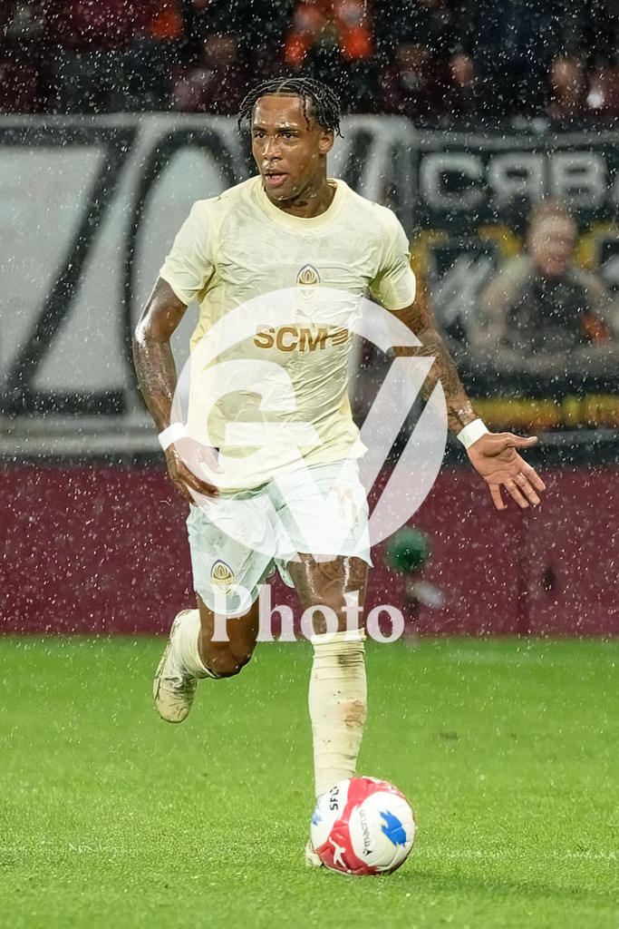 UEFA Conference League Play-offs 2nd leg - Servette FC v FC Shakhtar Donetsk | Kevin (11 FC Shakhtar Donetsk) goes forward (action) ~ during the UEFA Conference League Play-offs 2nd leg match between Servette FC and FC Shakhtar Donetsk at Stade de Geneve in Geneva, Switzerland