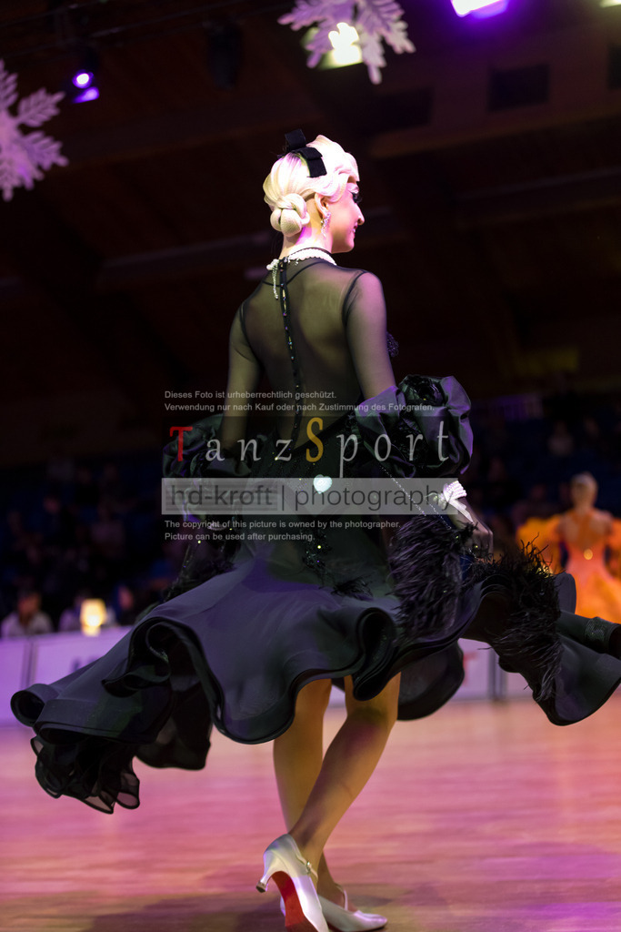 20241215_WDSF_Int_Open_Std-Riga-9100 | Tanzsportbilder, Standardtanz, Lateintanz, WDSF, DTV, LTVB, dancecomp, goc, hessen tanzt, blaues band der spree, walzer, tango, wiener walzer, slowfox, quickstepp, samba, rumba, cha-cha-cha, paso doble. jive, hd-kroft photography, turniertanzsport