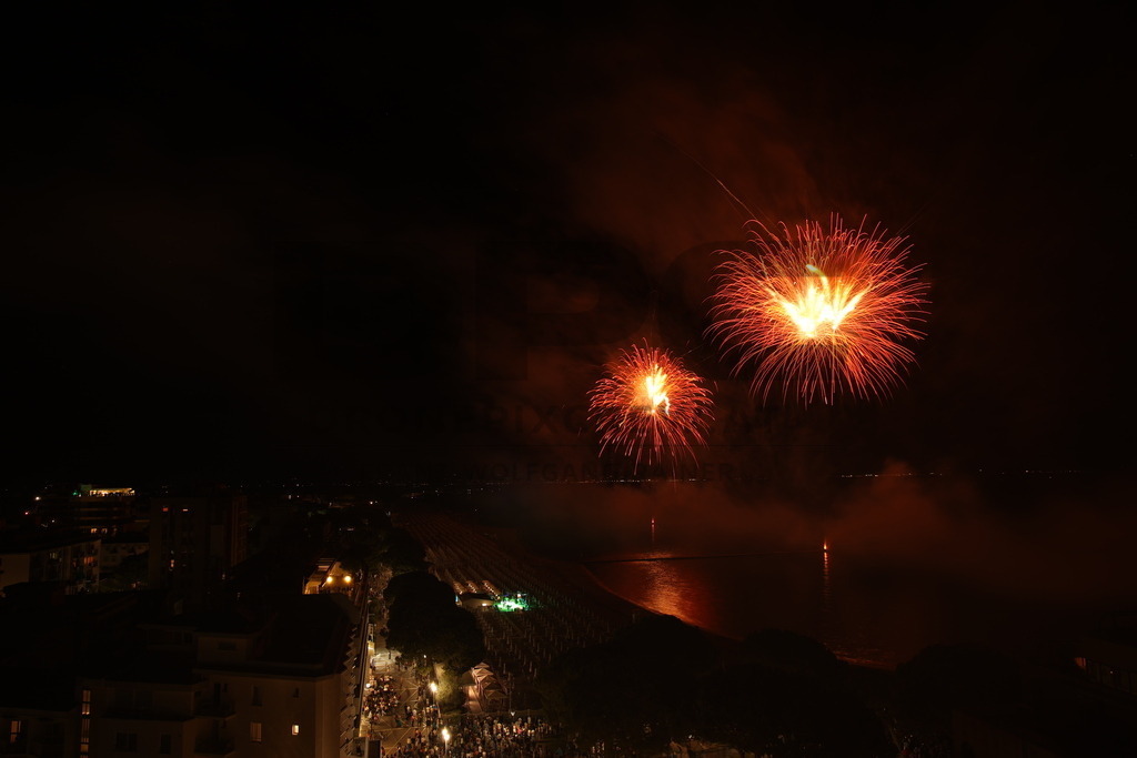 Ferragosto Fireworks in Grado, Italy | GRADO, ITALY, 15.AUG.26 - FIREWORKS - Ferragosto fireworks over the Adriatic Sea in Grado, Italy. Colorful fireworks light up the night sky above the beach, coastline and waterfront during the traditional summer celebration. - Realisiert mit Pictrs.com