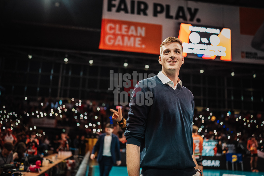 Volleyball | Herren | Saison 2024/2025 | 1. Volleyball Bundesliga Männer | Finale | BERLIN RECYCLING Volleys vs. SVG Lüneburg | 03.05.2025 | Saso Stalekar besucht seinen ehemaligen Verein