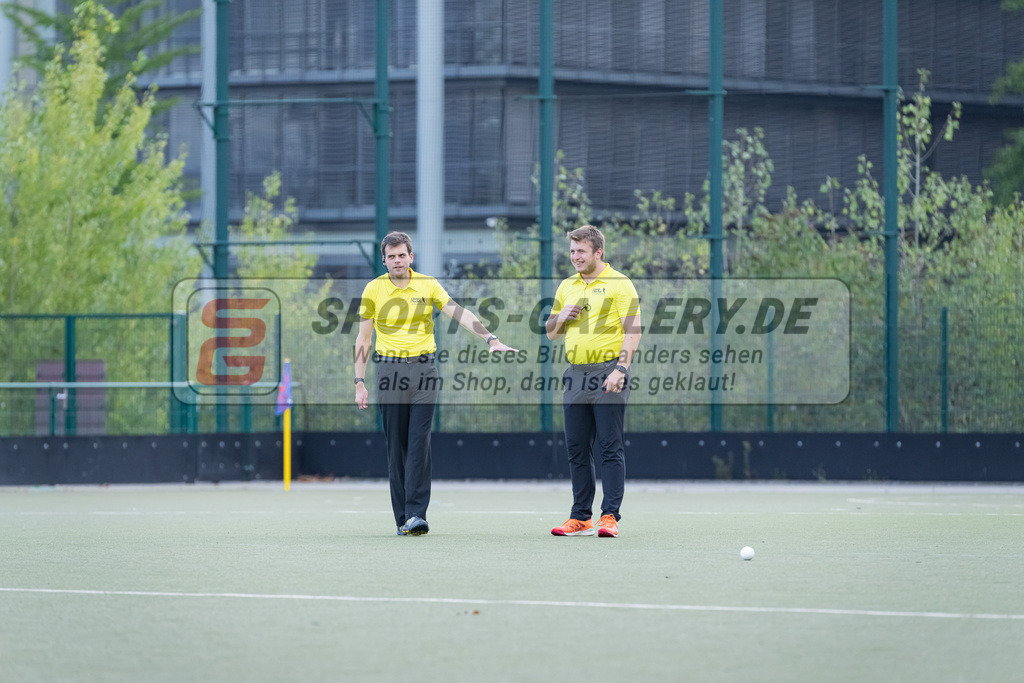 HK_20220925_100115 | 1. Bundesliga Damen Düsseldorfer HC - Berliner HC  am 25.9.2022 DHC Düsseldorf, Düsseldorf , rechts Y. Holzmüller ( SR ) und links J. Reimann ( SR )