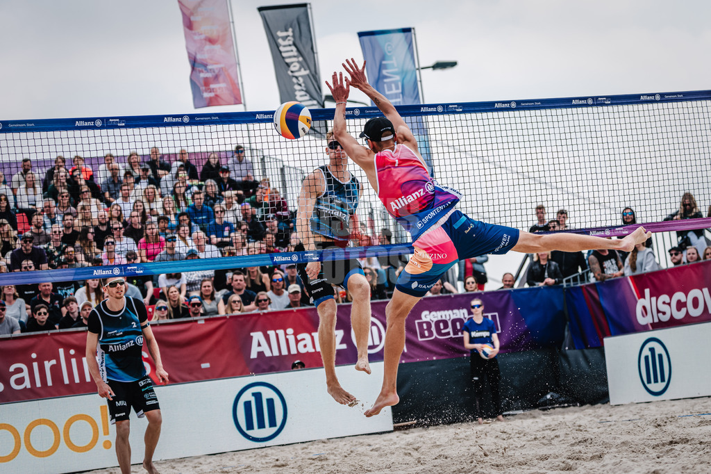 Beachvolleyball | Männer | German Beach Tour 2024 | Tourstop Düsseldorf | 19.05.2024 | Jonas Reinhardt (links) beim Angriff gegen Momme Lorenz (rechts)