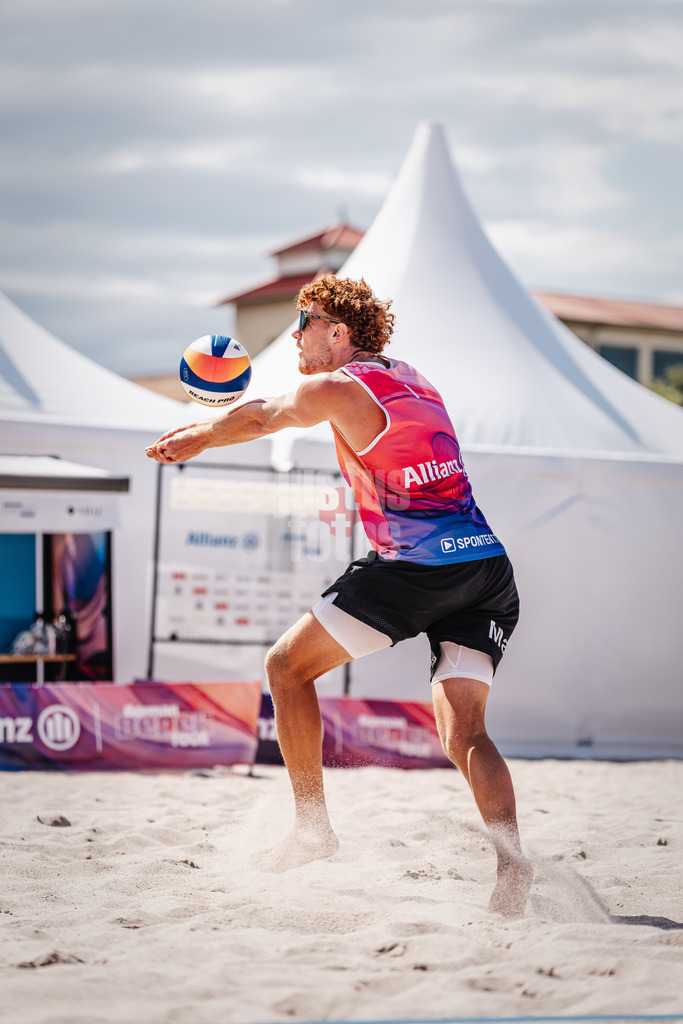 Beachvolleyball | Männer  | Allianz German Beach Tour 2024 | Tourstop Kühlungsborn | 10.08.2024 | Max Just spielt den Ball