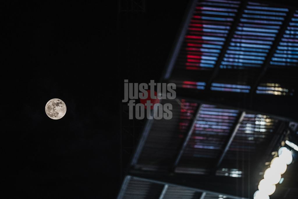 Fußball | Männer | Saison 2024/2025  | Fußball-Bundesliga | 26. Spieltag | FC St. Pauli vs. TSG Hoffenheim | 14.03.2025 | Der Mond über dem Millerntorstadion Flutlicht