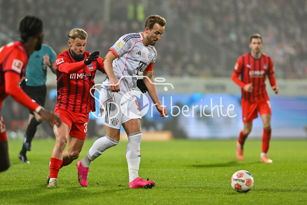 1. FC Heidenheim - FC Bayern München | HEIDENHEIM, GERMANY - 21. DECEMBER: im Duell Niklas DORSCH (1. FC Heidenheim 30) und Harry KANE (FC Bayern Munich 9) während dem Bundesligamatch zwischen dem 1. FC Heidenheim und dem FC Bayern München am 15. Spieltag in der Voith-Arena / DFL REGULATIONS PROHIBIT ANY USE OF PHOTOGRAPHS AS IMAGE SEQUENCES AND/OR QUASI-VIDEO