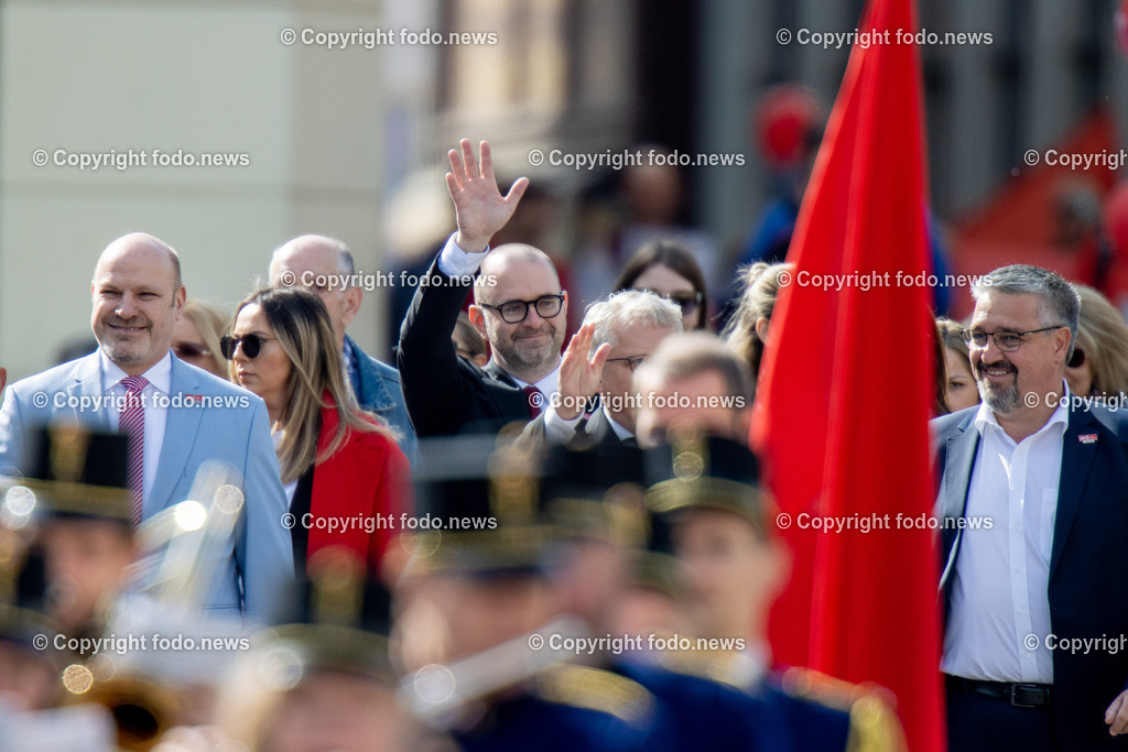 Hauptplatz Linz_ 1. Mai Umzug 2023_ 01.05.2023-87 | 01.05.2023, Hauptplatz Linz, AUT, Hauptplatz Linz, im Bild 1. Mai Umzug 2023 Linz Hauptplatz, SPOE 

Peter Binder (3.Landtagspraesident, SP), StR Dietmar Prammer (SP), Klaus Luger (SP, Bgm. der Stadt Linz), Andreas Stangl (Praesident der Arbeiterkammer Ooe, OeGB-Landesvorsitzender)