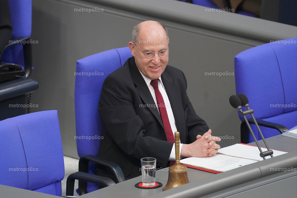 Gregor Gysi in seiner Rolle als Alterspräsident (10) | Metropolico