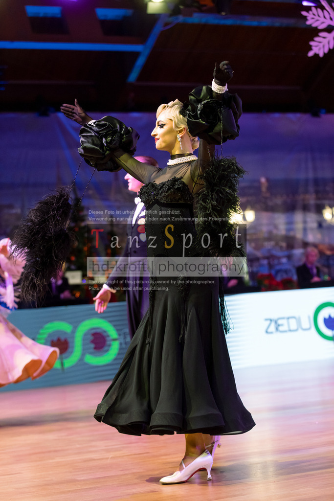 20241215_WDSF_Int_Open_Std-Riga-9621 | Tanzsportbilder, Standardtanz, Lateintanz, WDSF, DTV, LTVB, dancecomp, goc, hessen tanzt, blaues band der spree, walzer, tango, wiener walzer, slowfox, quickstepp, samba, rumba, cha-cha-cha, paso doble. jive, hd-kroft photography, turniertanzsport