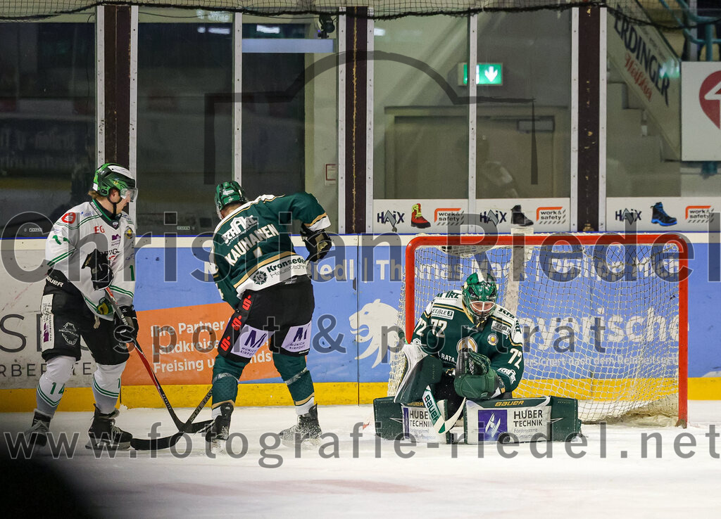 2026-01-02_102_TSV_Erding_gegen_Hoechstadt_Alligators | Erding, Deutschland, 02.01.2026:Eishockey, Oberliga Süd 2025 / 2026, 33. Spieltag, TSV Erding gegen Höchstadt Alligators, Endergebnis: 2:1Jesse Kauhanen (Erding Gladiators, #4), Torwart David Zabolotny (Erding Gladiators, #72)Foto: Christian Riedel / fotografie-riedel.net