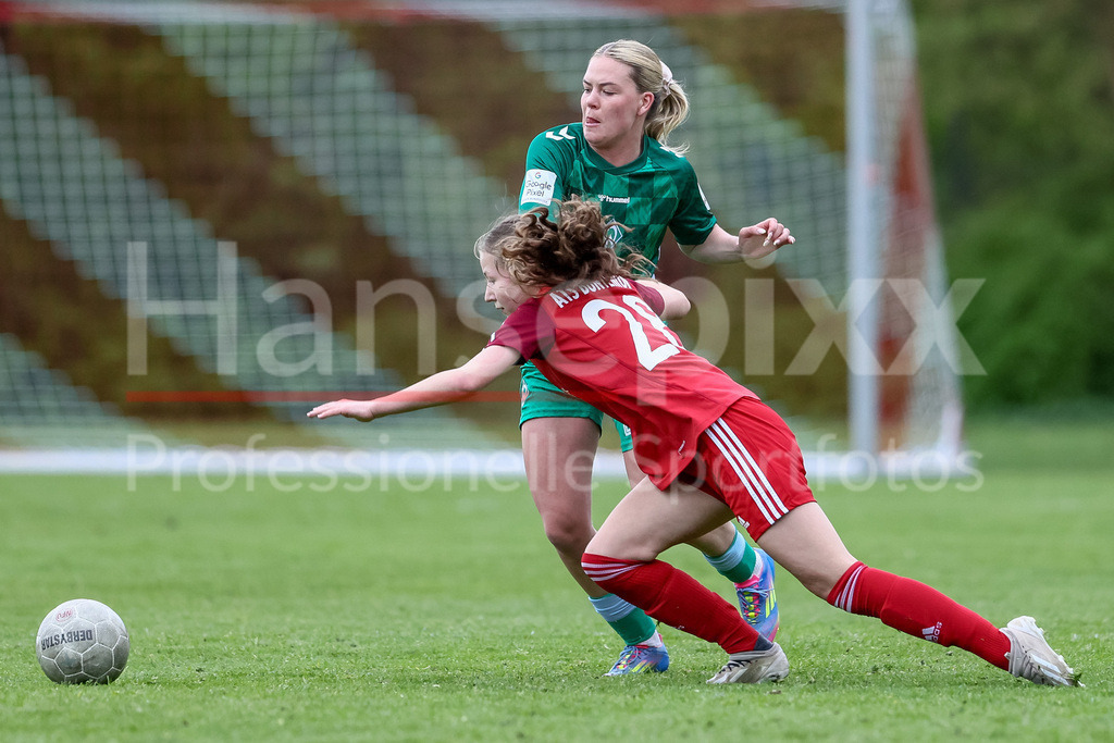 Fussball, Testspiel Frauen, ATS Buntentor - SV Werder Bremen | v.li.: Lene Petry (ATS Buntentor, 28) und Juliane Wirtz (SV Werder Bremen, 28) im Zweikampf, Duell, Dynamik, Aktion, Action, Spielszene