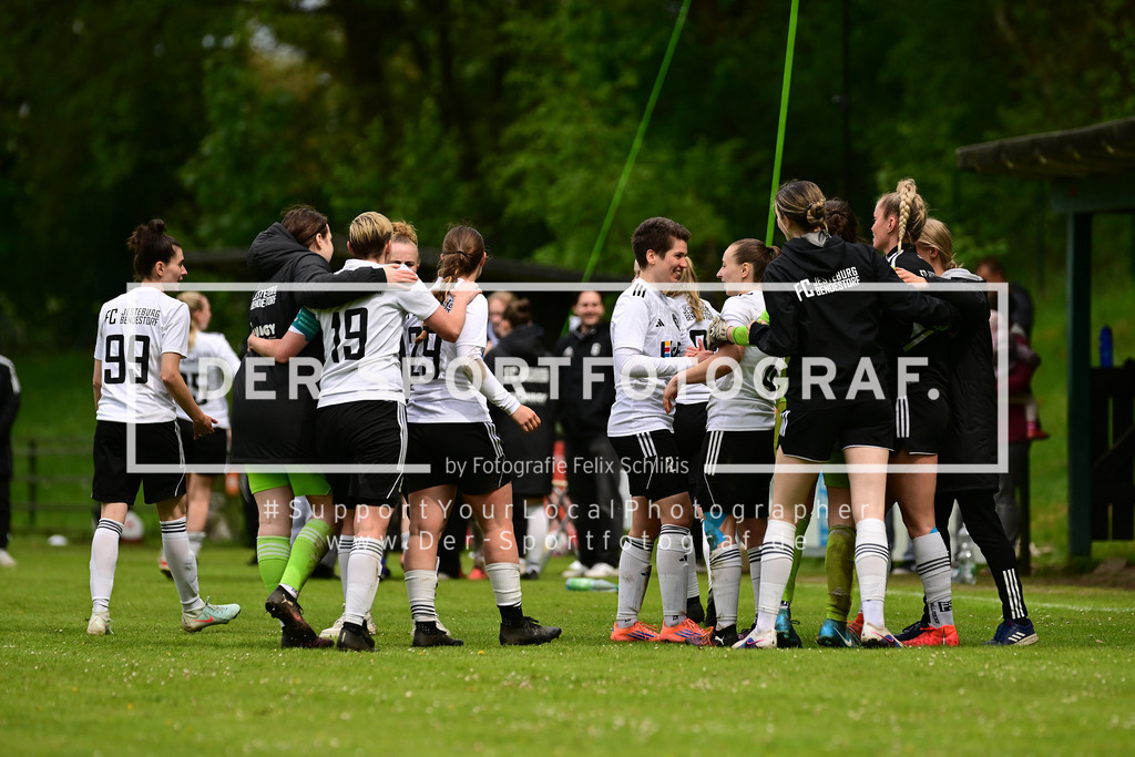 Fußball I Frauen I Saison 2025-2026 I Niedersachsen-Pokal I Halbfinale I FC Jesteburg-Bendestorf - SV TiMoNo I 193244 | Jubel, Begeisterung, Enthusiasmus, Euphorie, Freude, Glücksgefühl, Heiterkeit bei: FC Jesteburg/Bendestorf Frauen nach dem Sieg - Realisiert mit Pictrs.com