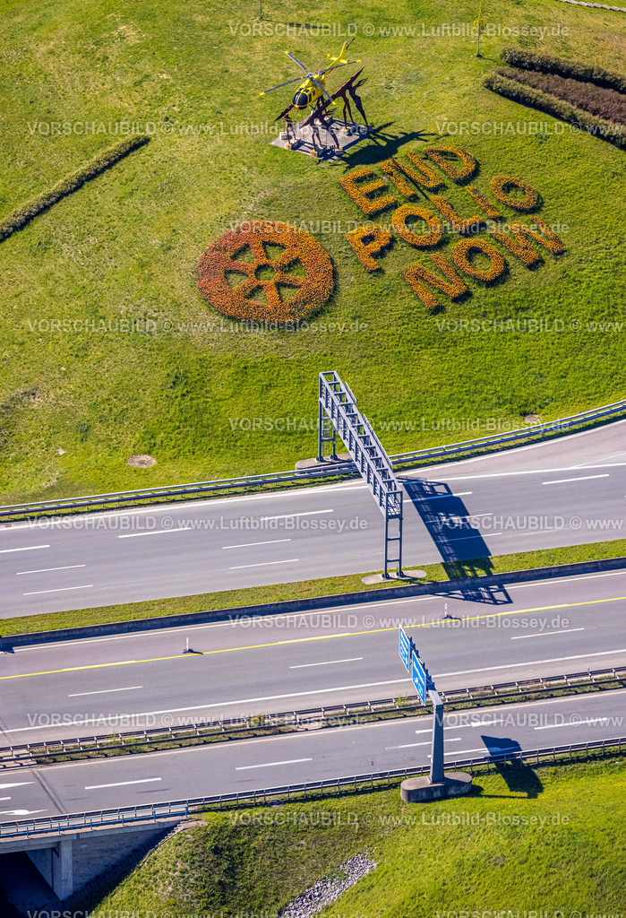 Kamen220403892Rotary | Luftbild, 20.000 Tulpen pflanzten die Kamener Rotarier am Kamener Kreuz unterhalb der ADAC-Hubschrauber-Skulptur. Sie werden in den nächsten Tagen blühen. 
Rotarys Kampf gegen die Kinderlähmung (POLIO Poliomyelitis)
Das größte Projekt, das Rotary in seiner 116-jährigen Geschichte je angepackt hat – der Kampf gegen die Kinderlähmung –, heißt PolioPlus und steht kurz vor dem Ziel: Seit 1988 gelang es mit Hilfe mächtiger Partner wie der Weltgesundheitsorganisation, den größten Teil der Welt durch massive Impfkampagnen von Polio zu befreien. Durch die großen Fortschritte der letzten Jahre rückt das Ziel in greifbare Nähe: Innerhalb der nächsten drei Jahre bis 2023 soll die Übertragungskette weltweit unterbrochen sein. , Kamen, Ruhrgebiet, Nordrhein-Westfalen, Deutschland