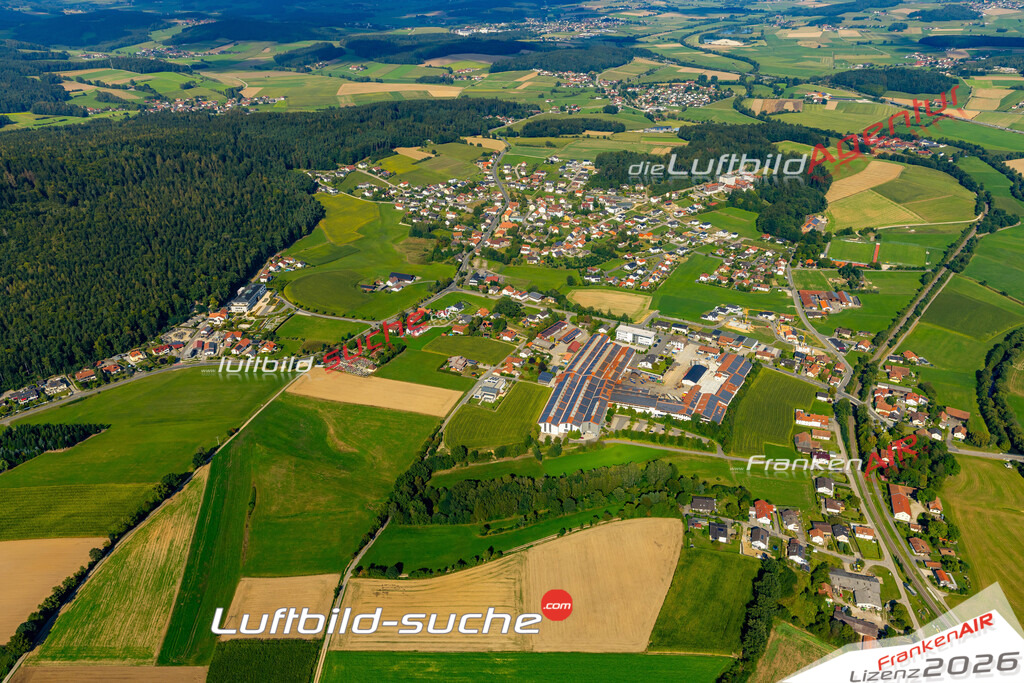 Das Luftbild zeigt : Windischbergerdorf Cham - Die Luftaufnahme wurde 2024 vom UL-Flugzeug aus erstellt ( keine Drohne ) - Hochauflösende Luftaufnahme - Für grossformatige Ausdrucke geeignet. Die Geschenkidee !Mit Lizenz und Bildrechte bestellbar