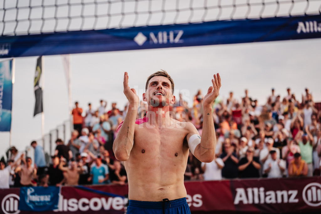 Beachvolleyball | Männer | Allianz German Beach Tour 2025 | Tourstop Bremen | 14.06.2025 | Bennet Poniewaz applaudiert den Fans