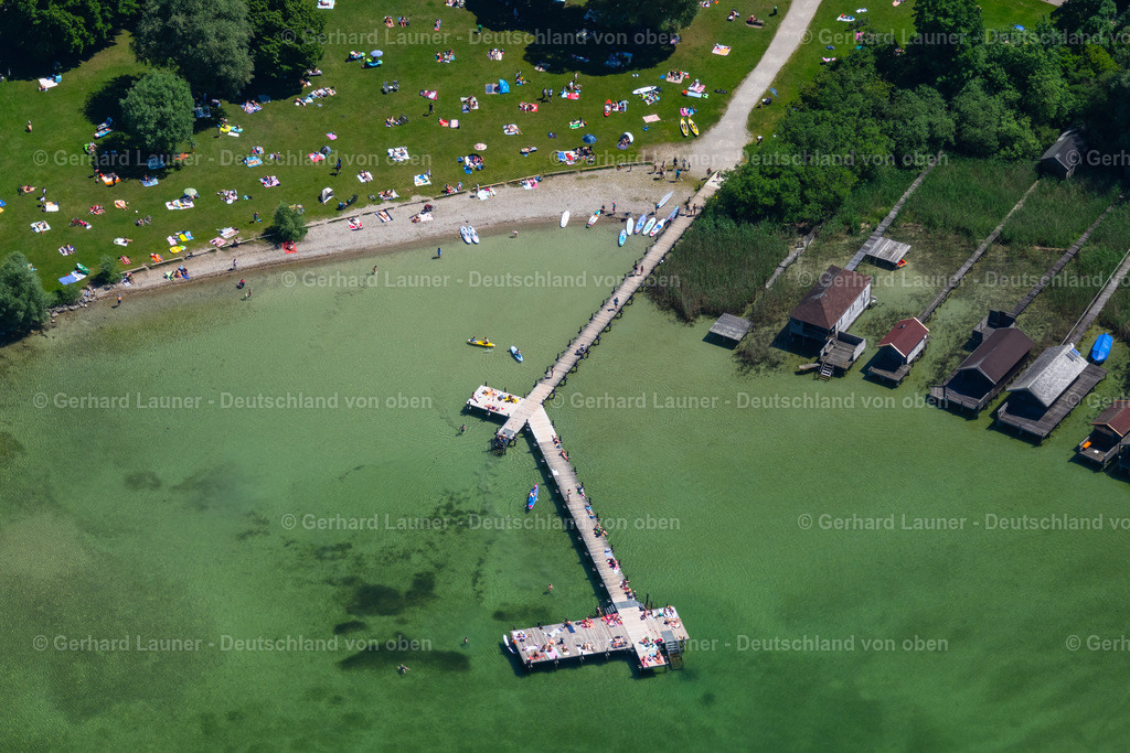 4031246 | STARNBERG 12.06.2020 Badegäste auf der Liegewiese und auf dem Badesteg in Percha am Ufer des Starnberger See in Starnberg im Bundesland Bayern, Deutschland. // Bathers on the lawn and on the bathing jetty in Percha on the shore of Lake Starnberg in Starnberg in the state Bavaria, Germany. Foto: Gerhard Launer