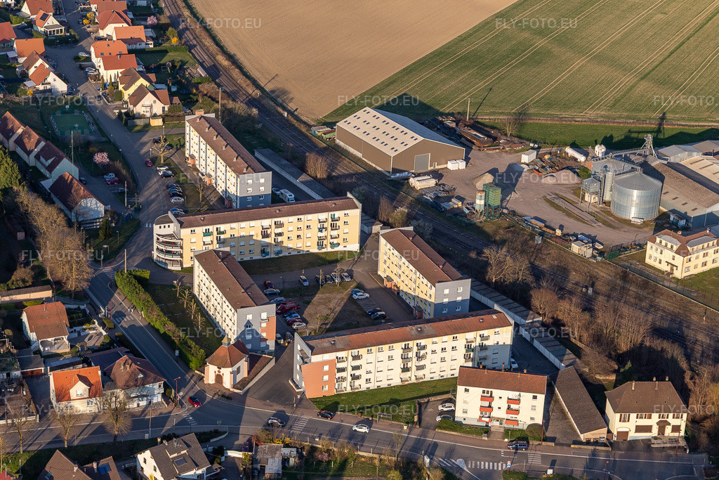Vue aérienne: Cité de la Chapelle à Lauterbourg dans le département Bas Rhin, France. Photo: IMG_130997.jpg prise le 22/03/2022 par Werner Riehm/FLY-FOTO.euRésolution de l'original: 5328 x 3552 pxVille de Lauterbourg
