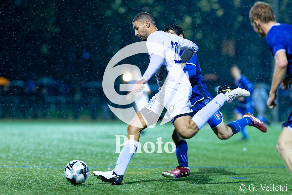 2eme ligue - CS Italien - USI Azzurri | Mehdi Oueslati (20 USI Azzurri) en action (gros plan) durant le match de 2eme ligue entre CS Italien et USI Azzurri au Stade du Bois-de-la-Bâtie à Petit-Lancy, Suisse