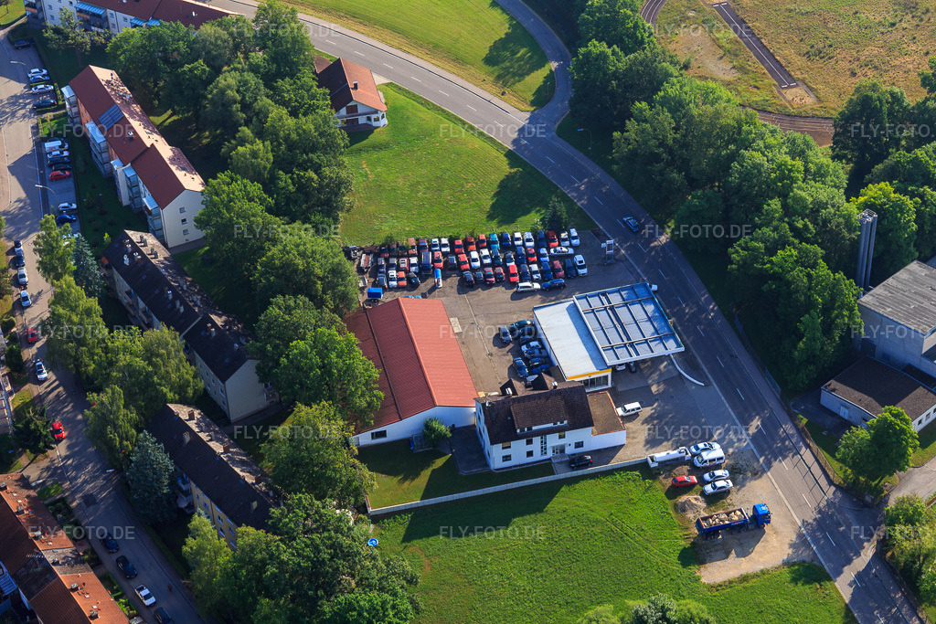 Luftbild: Tankstelle Oberholzner mit Schrottautolagerplatz in Donauwörth im Bundesland Bayern in Deutschland. Foto: IMG_101742.jpg vom 08.07.2017 durch Werner Riehm/FLY-FOTO.de
