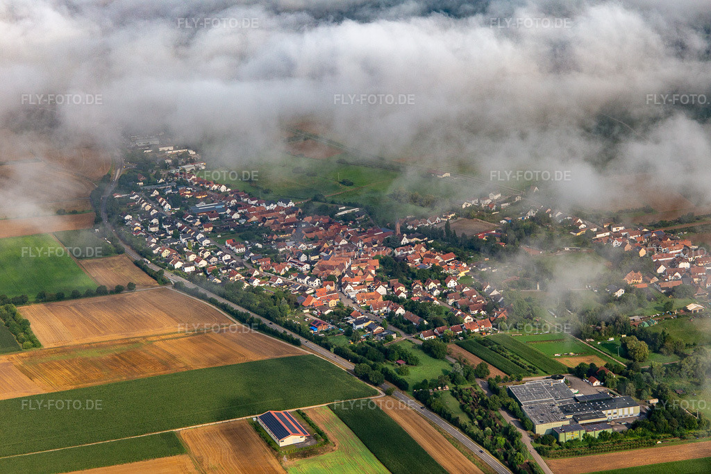 Luftbild: Ortschaft von Südosten unter Wolken im Ortsteil Kapellen in Kapellen-Drusweiler im Bundesland Rheinland-Pfalz in Deutschland. Foto: IMG_142906.jpg vom 03.08.2024 durch Werner Riehm/FLY-FOTO.de