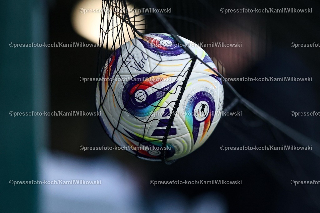 xKWIx13122501013 | 13.12.2025, xKWIx, Fußball, 3. Liga, SC Verl - Rot-Weiss Essen, SPORTCLUB Arena: Ballim Netz Photo: xKamilxWilkowskixPressefotoKochx