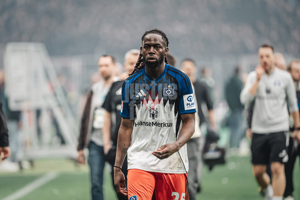 Fußball | Männer | Saison 2025/2026 | 1. Fußball-Bundesliga | 30. Spieltag | SV Werder Bremen vs. Hamburger SV | 18.04.2026 | Jordan Torunarigha (#25, HSV) verlässt das Stadion