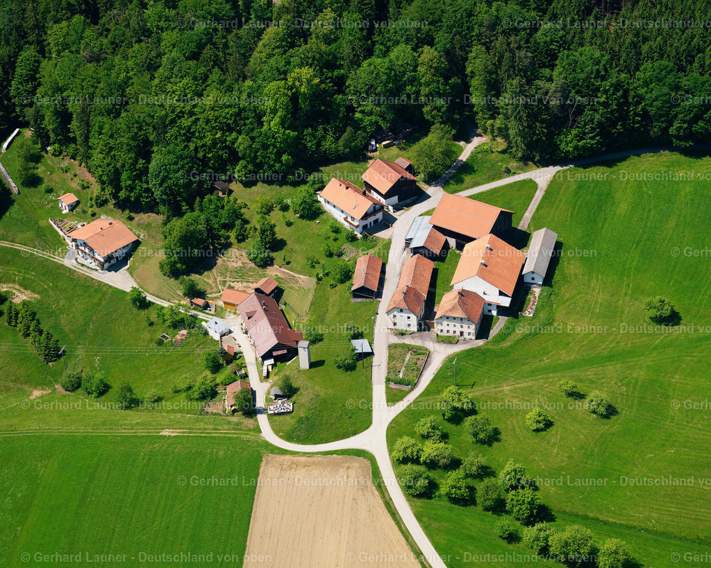 2724067 | KALTENSTEIN 19.05.2007 Landwirtschaftliche Nutzflächen und Feldgrenzen  umsäumen das Siedlungsgebiet des Dorfes in Kaltenstein im Bundesland Bayern, Deutschland // Agricultural land and field boundaries surround the settlement area of the village  in Kaltenstein in the state Bavaria, Germany Foto: Gerhard Launer
