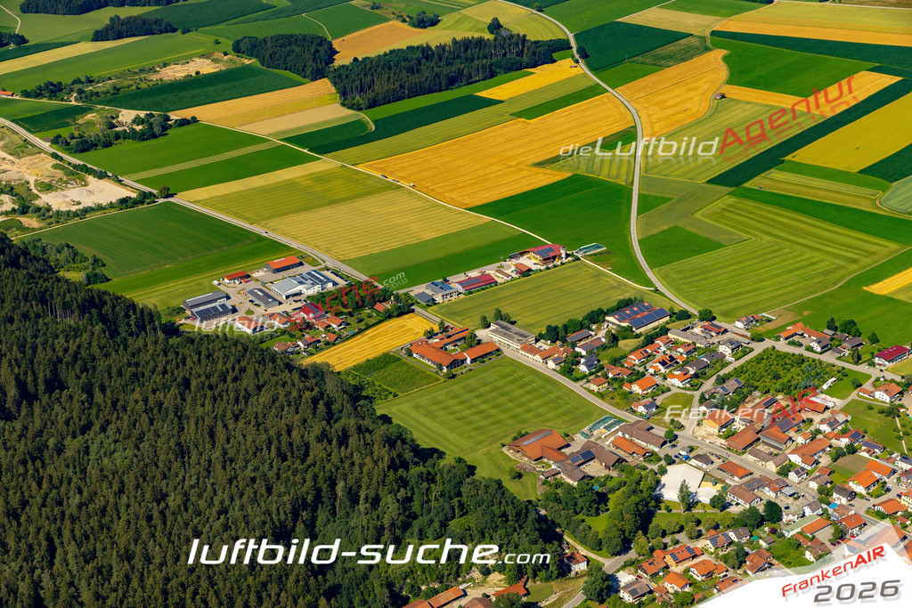 Aktuelles Luftbild von  Palling - Die Luftaufnahme wurde 2022 mittels UL-Flugzeug erstellt ( keine Drohne ) - hochauflösende Kamera-Systeme von  Canon -Beste Qualität - Für grossformatige Ausdrucke geeignet. Die Geschenkidee !