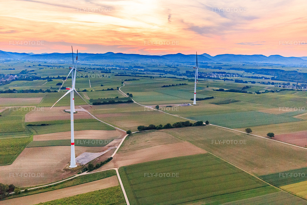 Luftbild: Windpark der EnBW - Windenergieanlage mit 6 Windrädern in Freckenfeld im Bundesland Rheinland-Pfalz in Deutschland. Foto: IMG_107531.jpg vom 25.05.2018 durch Werner Riehm/FLY-FOTO.de