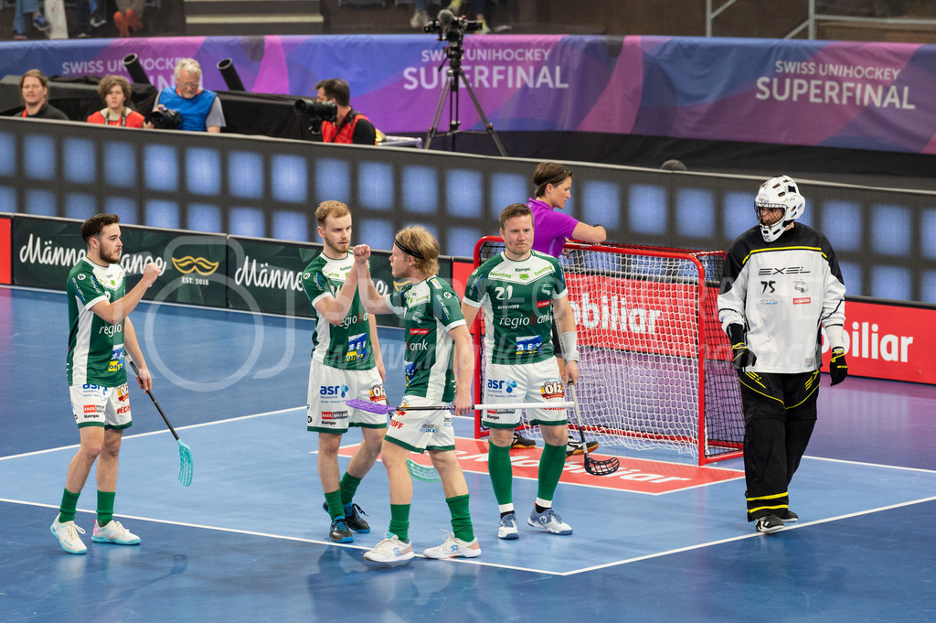 SV Wiler-Ersigen vs GC Unihockey - 23. April 2022 | SV Wiler-Ersigen vs GC Unihockey
Stimo Arena, Kloten
Starting Six mit #77 Deny Känzig (SV Wiler-Ersigen), #16 Yannis Wyss (SV Wiler-Ersigen), #91 Joonas Pylsy (SV Wiler-Ersigen), #21 Tatu Väänänen (SV Wiler-Ersigen) und #75 Torhüter Tim Kramer (SV Wiler-Ersigen).
Bild: Sportfotografie Markus Aeschimann | www.markus-aeschimann.ch - Realisiert mit Pictrs.com