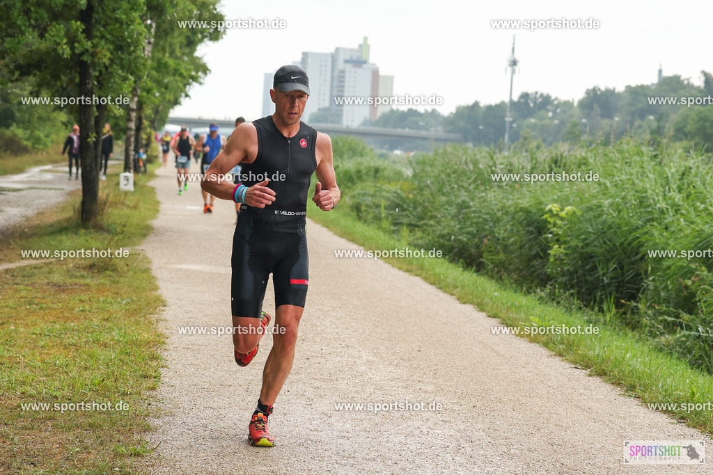 LUR_1697 | 34. M-net Erlanger Triathlon 2025 #erlangertriathlon  #mnettriathlon2025 #mnettriathlon #team #olympischedistanz #mitteldistanz #triathlon #maindonaukanal  #erlangertriathlon2025 #yourpictrs #tv1848 #tv1848erlangen  #triathlonbayern #sportinerlangen #demsportverbunden #sportshot_your_pictrs Copyright: www.sportshot.de