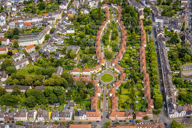 Muelheim240703259 | Ovale Wohnsiedlung, Reihenhäuser mit roten Dächern an der Salierstraße, parkähnliche Innenfläche und Sailerstraße Platz, Broich, Mülheim an der Ruhr, Ruhrgebiet, Nordrhein-Westfalen, Deutschland
