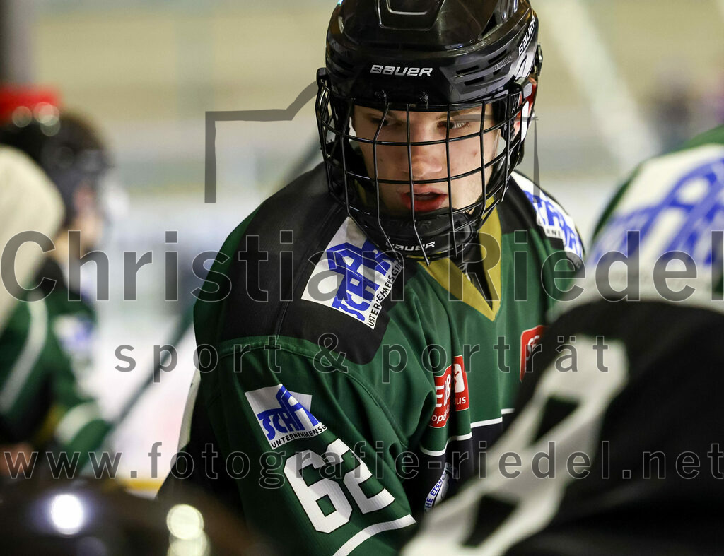 2022-12-02_125_TSV_Erding_gegen_EV_Pegnitz | Erding, Deutschland, 02.12.2022:
Eishockey, Bayernliga 2022 / 2023, 17. Spieltag, TSV Erding gegen EV Pegnitz, Endergebnis: 9:3

Dennis Henter (Erding Gladiators, #62)

Foto: Christian Riedel / fotografie-riedel.net