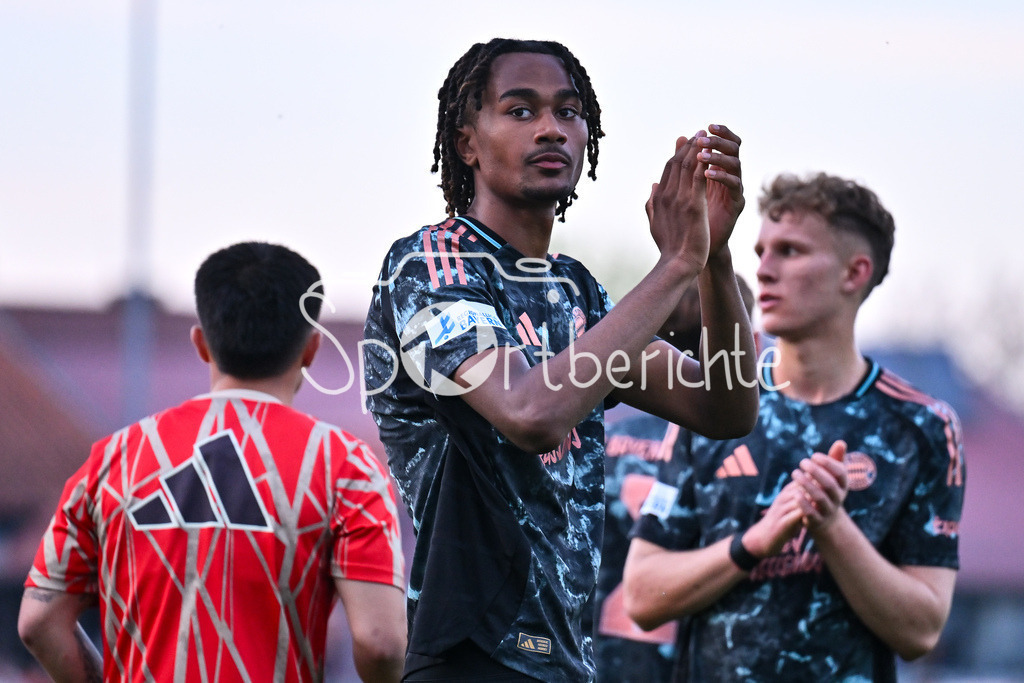 TSV Aubstadt - FC Bayern Amateure | mit haengenden Koepfen verabschieden sich die Spieler des FC Bayern bei den mitgereisten Fans / Jonah Daniel KUSI-ASARE (FC Bayern München II #9) / Regionalliga Bayern: TSV Aubstadt - FC Bayern Muenchen II, NGN-Arena am 23.04.2025