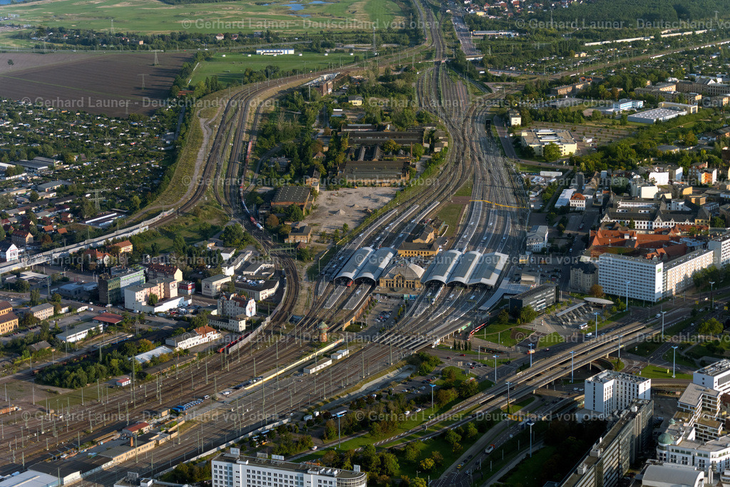 4062498 | HALLE (SAALE) 08.09.2021 Gleisverlauf und Gebäude des Hauptbahnhofes der Deutschen Bahn in Halle (Saale) am Hans-Dietrich-Genscher-Platz im Bundesland Sachsen-Anhalt, Deutschland. Weiterführende Informationen bei: DB Netz AG,  DB Regio AG,  DB Station &amp; Service AG,  Deutsche Bahn AG,  Hentschke Bau GmbH,  RKW Architektur + Rhode Kellermann Wawrowsky GmbH. // Track progress and building of the main station of the railway in Halle (Saale) in the state Saxony-Anhalt, Germany. Further information at: DB Netz AG,  DB Regio AG,  DB Station &amp; Service AG,  Deutsche Bahn AG,  Hentschke Bau GmbH,  RKW Architektur + Rhode Kellermann Wawrowsky GmbH. Foto: Gerhard Launer