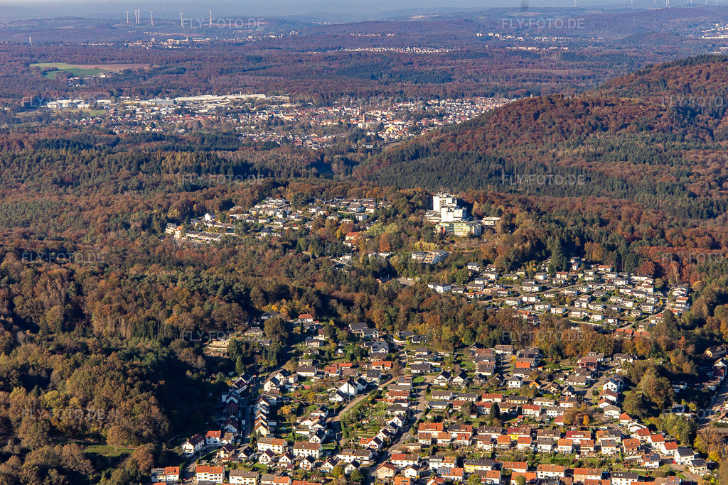 Luftbild: MEDICLIN Bliestal Kliniken und MEDICLIN Seniorenresidenz Auf dem Bellem im Ortsteil Lautzkirchen in Blieskastel im Bundesland Saarland in Deutschland.Foto: IMG_144006.jpg vom 27.10.2024 durch Werner Riehm/FLY-FOTO.deReha-Klinik Kardiologie, Orthopädie, Psychosomatik&nbsp;| MEDICLIN Bliestal KlinikenLiebevolle Betreuung und aktivierende Pflege&nbsp;| MEDICLIN Seniorenresidenz Auf dem Bellem
