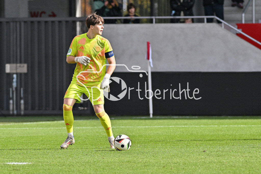 FC Bayern München U19 - SpVgg Unterhaching U19 | am Ball Leon KLANAC (FC Bayern München #1) / Freisteller / Einzelfoto