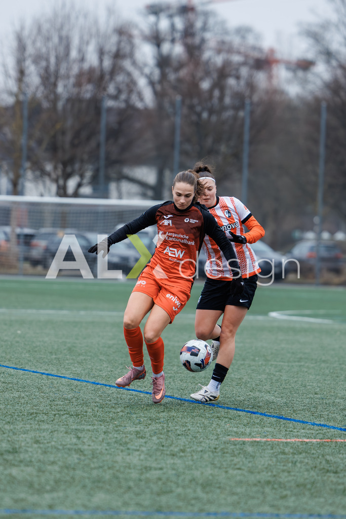 Fußball I Frauen I Saison 2025-2026 I Freundschaftsspiel I FC Aarau Frauen - SC Freiburg U20 I 24.01.2026 | 28 Laureen Scharfenberg (SC Freiburg U20) – Sturm  //  11 Anja Klingenstein (FC Aarau) – Angriff - Realisiert mit Pictrs.com