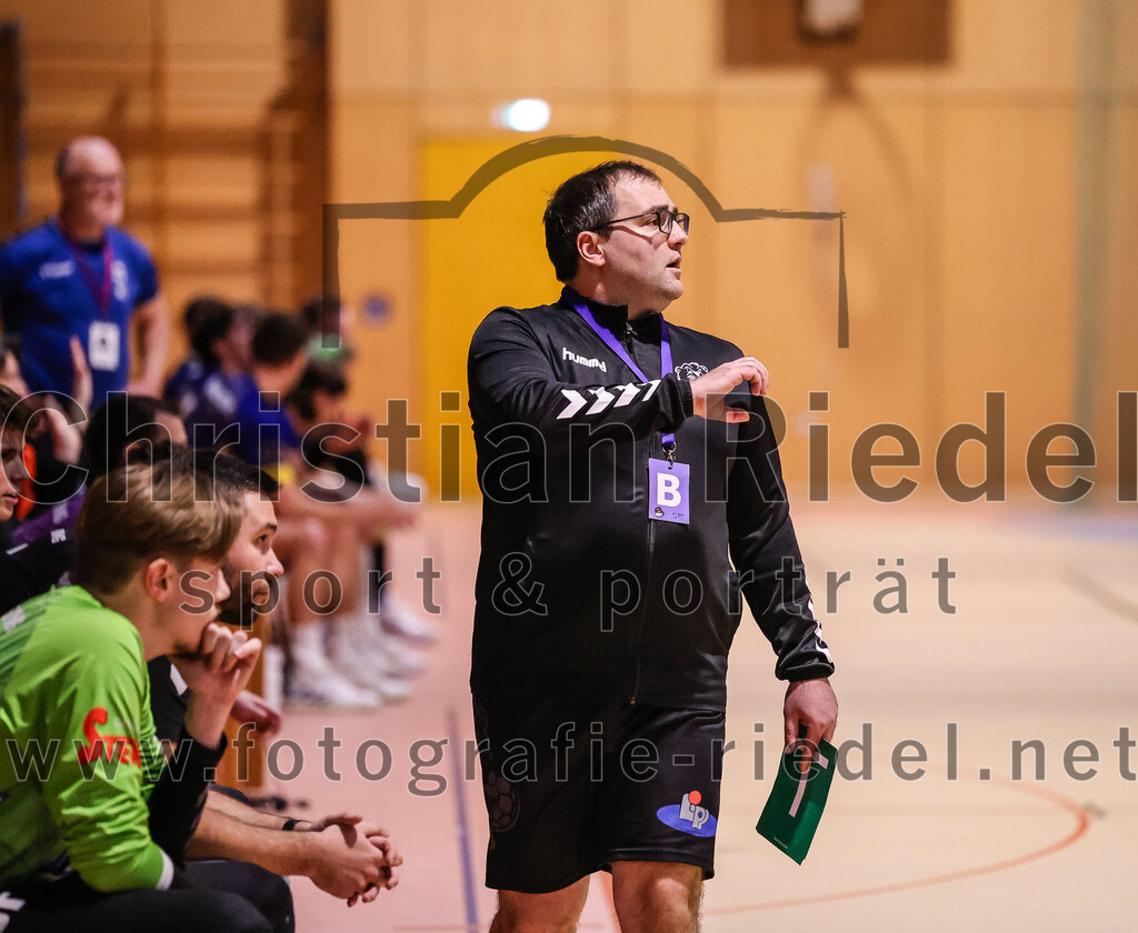 2024-12-14_086_SpVgg_Altenerding_gegen_MTV_Pfaffenhofen | Erding, Deutschland, 14.12.2024:Handball, Bezirksoberliga Männer 2024 / 2025, 10. Spieltag, SpVgg Altenerding gegen MTV Pfaffenhofen, Endergebnis: 32:30Trainer Simon Klawe (SpVgg Altenerding)Foto: Christian Riedel / fotografie-riedel.net