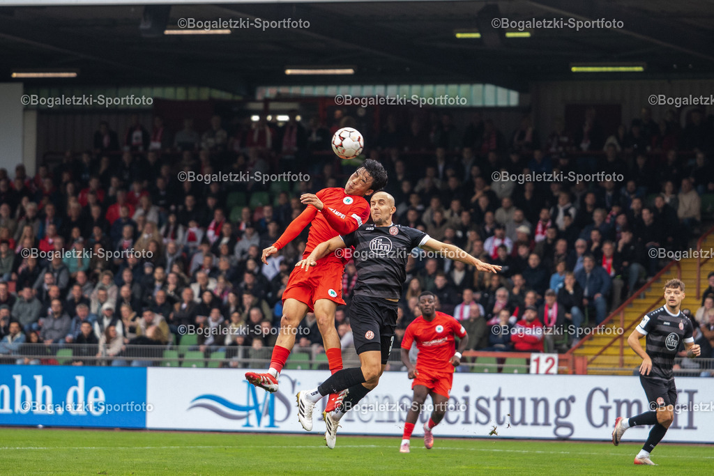 Kopfballduell | 11.10.2025, Fußball, Niederrheinpokal, Rot-Weiß Oberhausen - Rot-Weiss Essen: Seok-Ju Hong (Rot-Weiß Oberhausen #18) im Kopfballduell mit Tobias Kraulich (Rot-Weiss Essen #33) - Realisiert mit Pictrs.com