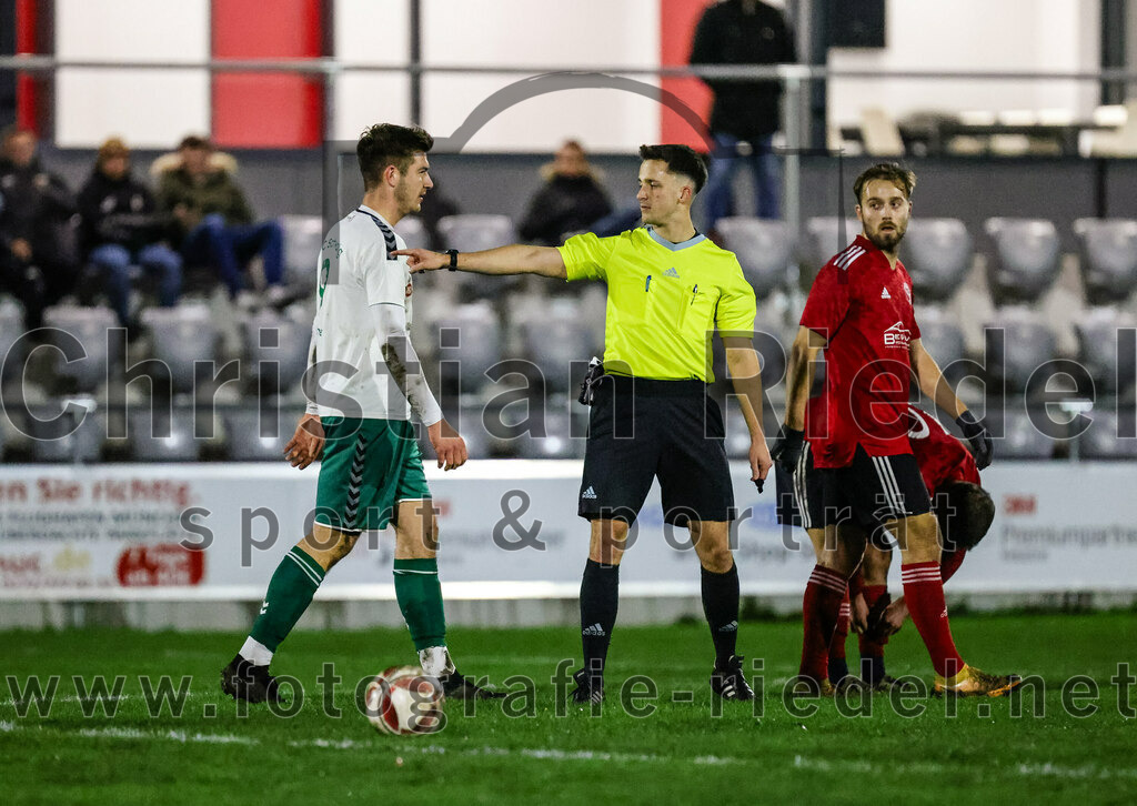 2023-11-17_061_FC_Schwaig_gegen_SpVgg_Feldmoching | Oberding, Deutschland, 17.11.2023:
Fußball, Landesliga Südost 2023 / 2024, 21. Spieltag, FC Schwaig gegen SpVgg Feldmoching, Endergebnis: 1:1

Raffael Ascher (FC Schwaig, #9), Schiedsrichter Lukas Nartschick, Mario Ljubicic (SpVgg Feldmoching, #16)

Foto: Christian Riedel / fotografie-riedel.net