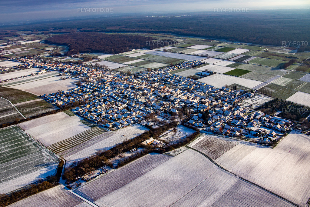 Luftbild: im Winter bei Schnee in Freckenfeld im Bundesland Rheinland-Pfalz in Deutschland. Foto: IMG_135637.jpg vom 16.12.2022 durch Werner Riehm/FLY-FOTO.de