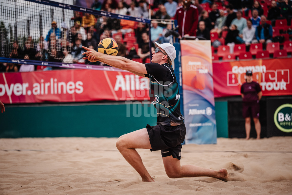 Beachvolleyball | Männer | Allianz German Beach Tour 2025 | Tourstop Berlin | 22.08.2025 | Philipp Huster spielt den Ball