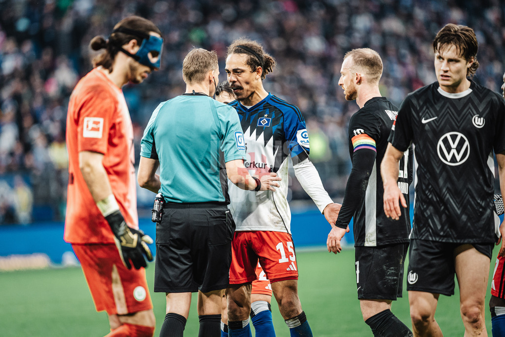 Fußball | Männer | Saison 2025/2026 | 1. Fußball-Bundesliga | 8. Spieltag | Hamburger SV vs. VfL Wolfsburg | 25.10.2025 | Yussuf Poulsen (#15, HSV) rechts beschwert sich bei Schiedsrichter Martin Petersen