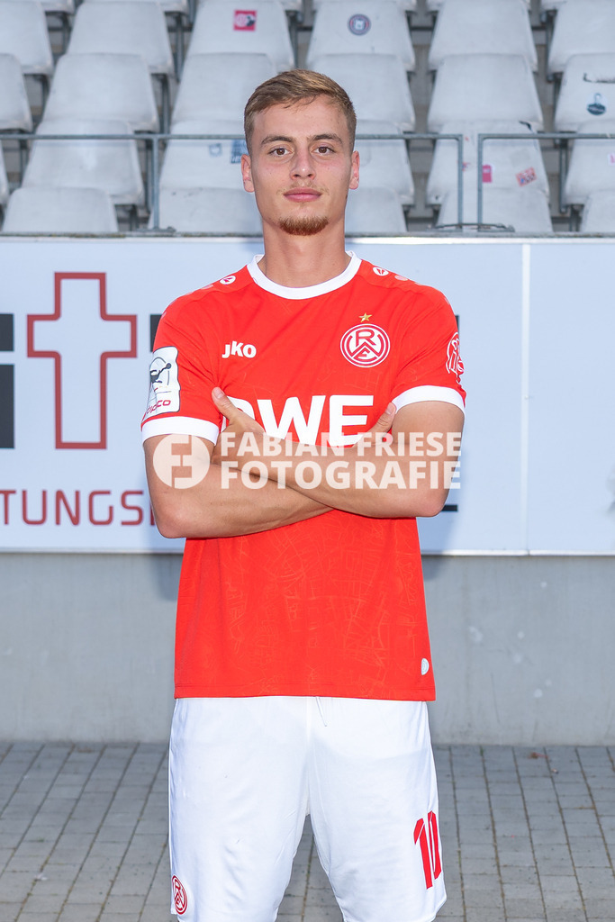 Rot-Weiss Essen; 3. Liga, Portraettermin 2026/2027, Foto: Eibner-Pressefoto/Fabian Friese | Marvin Obuz (Rot-Weiss Essen, #10),Rot-Weiss Essen; 3. Liga, Portraettermin 2026/2027, Foto: Eibner-Pressefoto/Fabian Friese - Realisiert mit Pictrs.com
