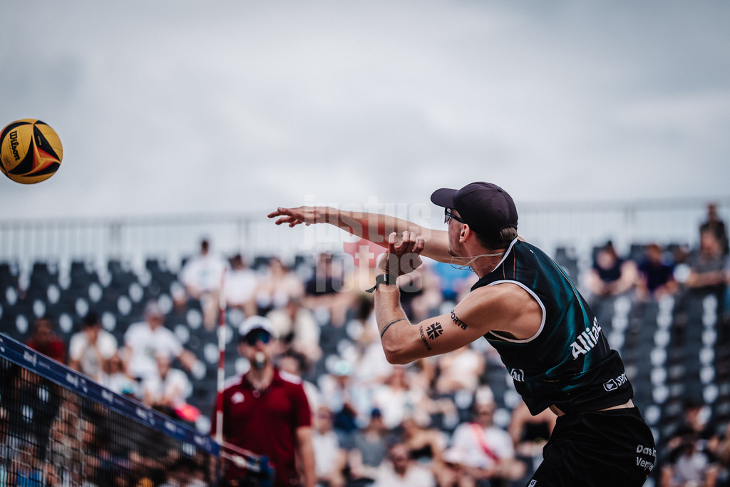Beachvolleyball | Männer | Deutsche Meisterschaften 2025 Timmendorfer Strand | 04.09.2025 | Lukas Pfretzschner beim Angriff