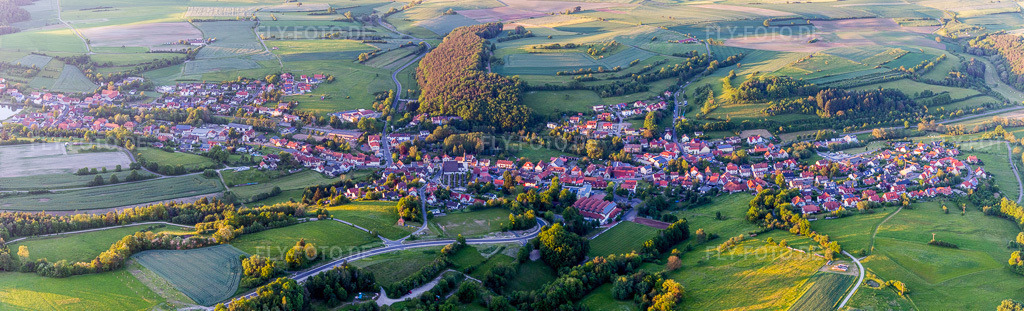 Luftbild: Panorama am Rande von landwirtschaftlichen Feldern und Nutzflächen in Trossenfurt im Ortsteil Trossenfurt in Oberaurach im Bundesland Bayern in Deutschland. Foto: IMG_100453-Pano.jpg vom 27.05.2017 durch Werner Riehm/FLY-FOTO.deAuflösung des Originals: 10986 x 3334 px