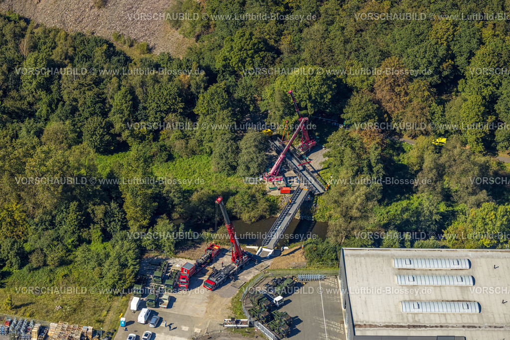 Lennestadt230910615Meggen | Luftbild, Brücken Baustelle mit LKW-Baukran über den Fluss Lenne, Maumke, Grevenbrück, Lennestadt, Sauerland, Nordrhein-Westfalen, Deutschland
