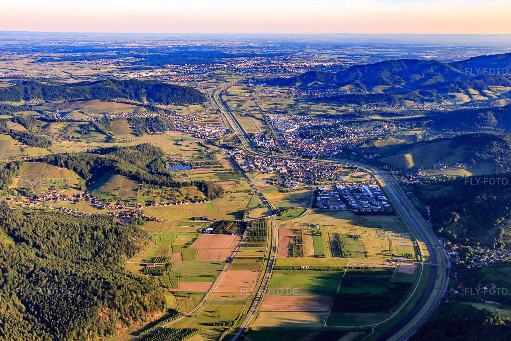 Luftbild: Ortsübersicht und Verlauf der B33 im Kinzigtal von Südosten in Gengenbach im Bundesland Baden-Württemberg in Deutschland. Foto: IMG_114910.jpg vom 01.06.2019 durch Werner Riehm/FLY-FOTO.de